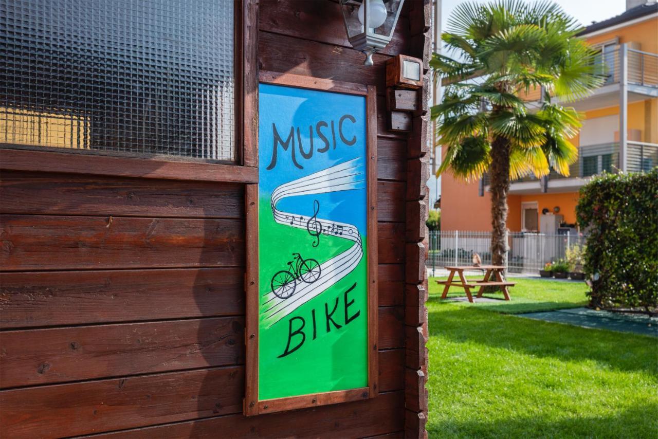 Music & Bike, With Garden And Veranda + Bicycles 阿科 外观 照片